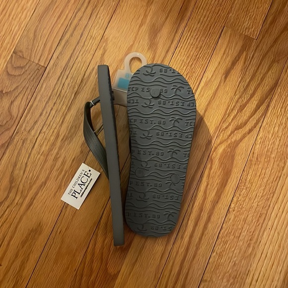 Children Place Dino print flip flops, size 5/6. Color gray, 100% plastic. - Picture 12 of 16